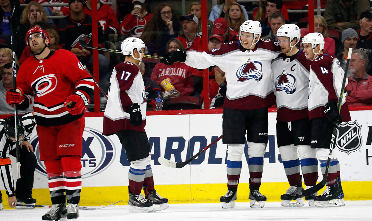 gabriel-landeskog-celebrates-goal-with-avanlanche-teammates