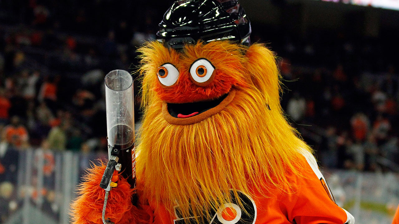 gritty-holds-tshirt-gun-at-flyers-game
