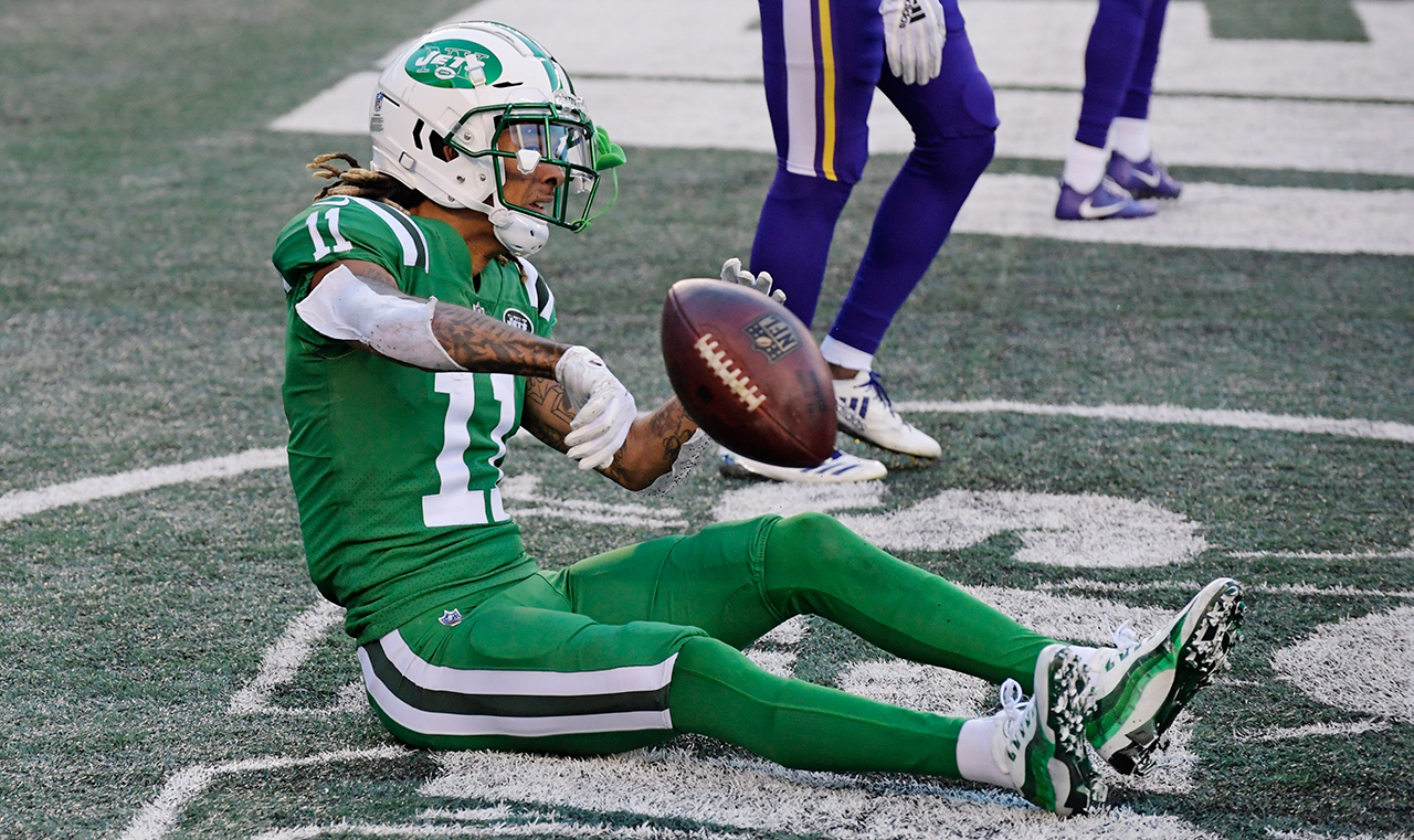 jets-receiver-robby-anderson-throws-the-ball