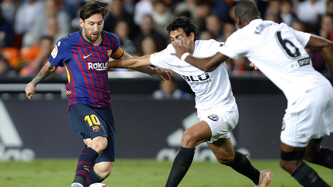 lionel_messi_duels_for_the_ball_with_daniel_parejo