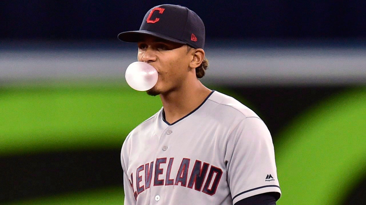 MLB-Indians-Erik-Gonzalez-chewing-bubble-gum