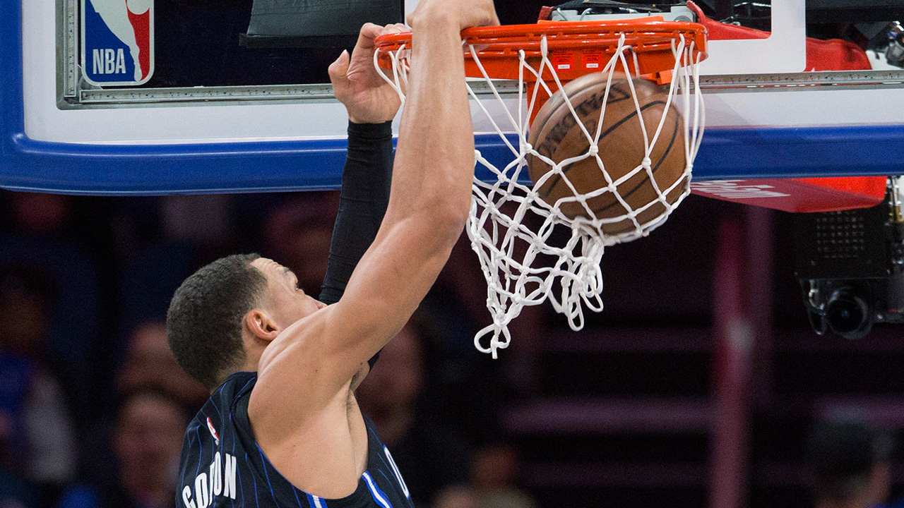NBA-basketball-Magic-Gordon-dunks-against-Knicks