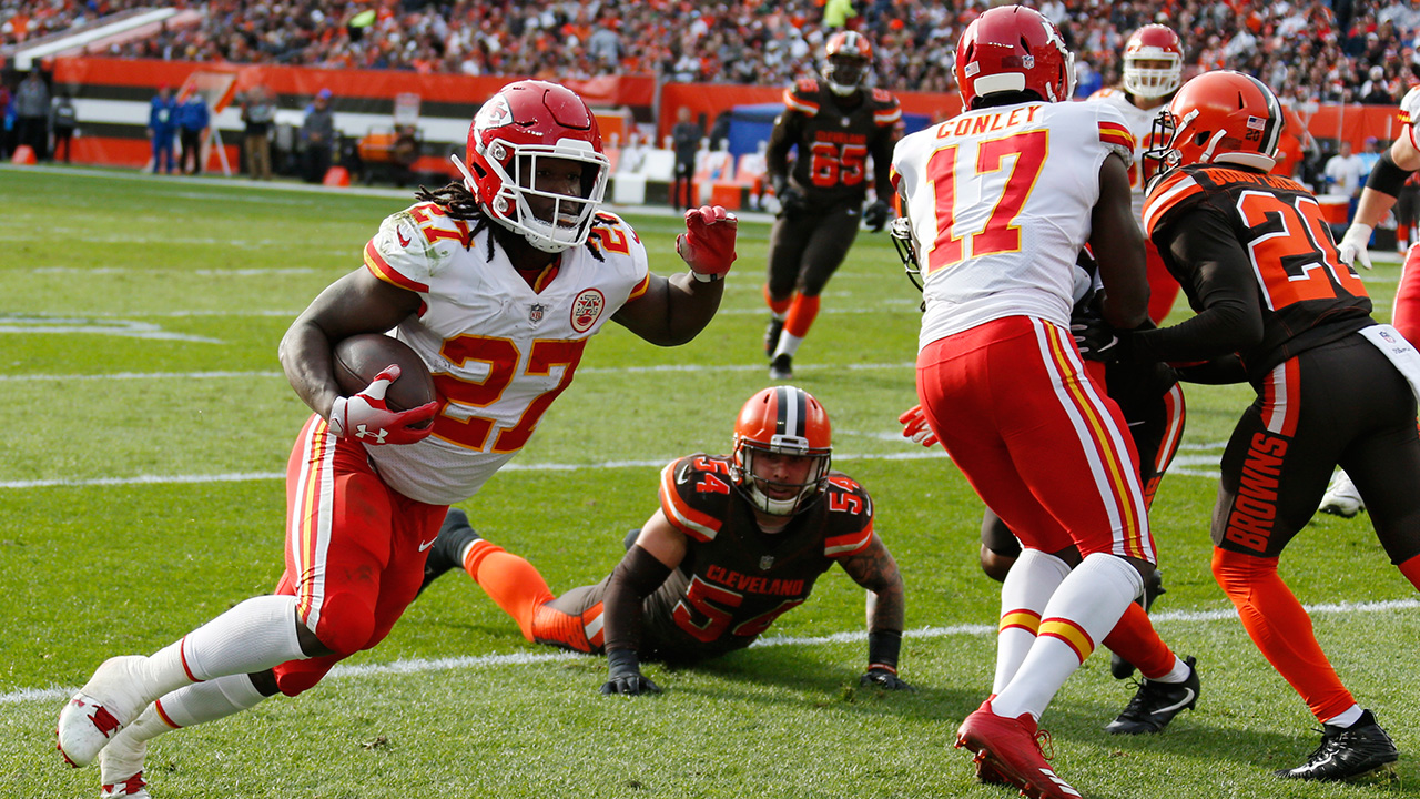 NFL-Chiefs-Hunt-rushes-against-Browns