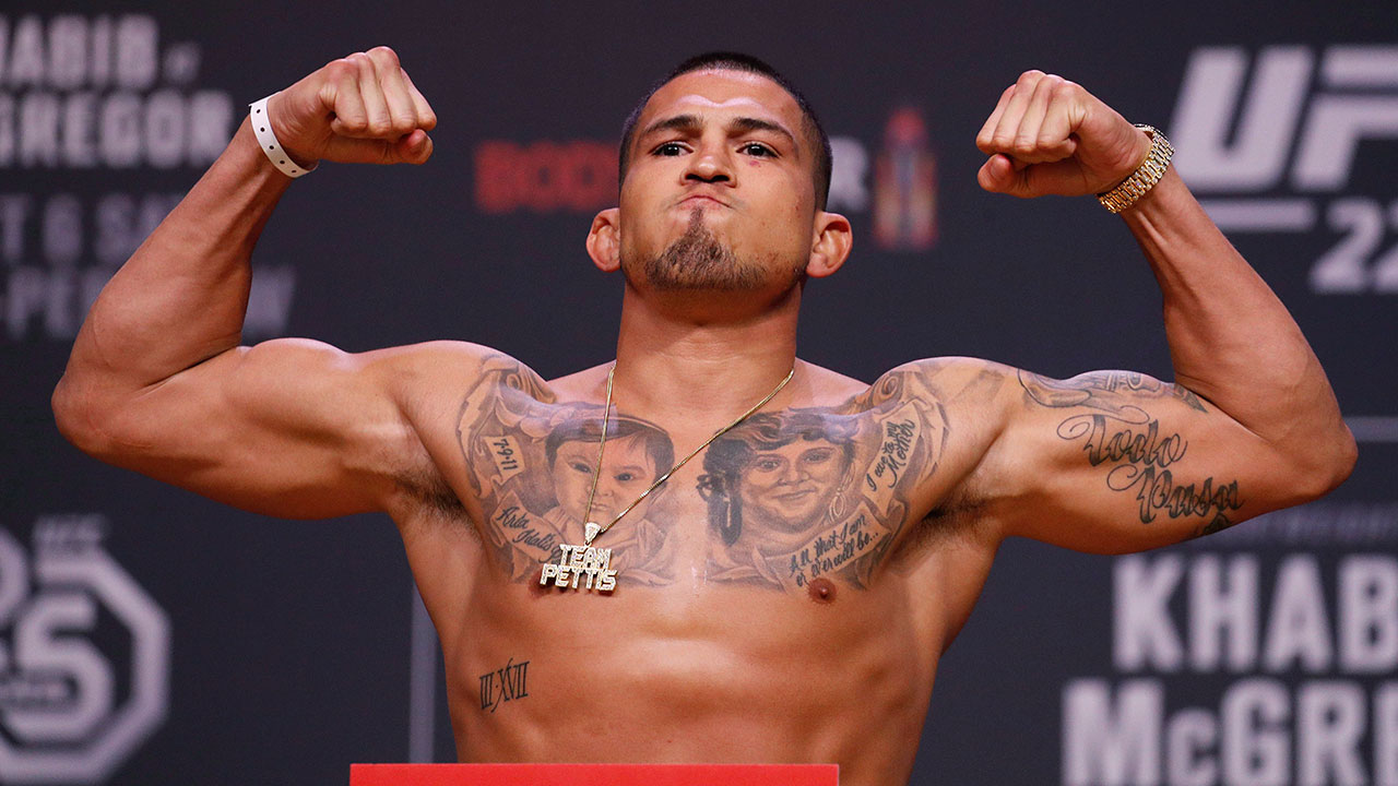 anthony-pettis-flexes-during-ufc-weigh-ins