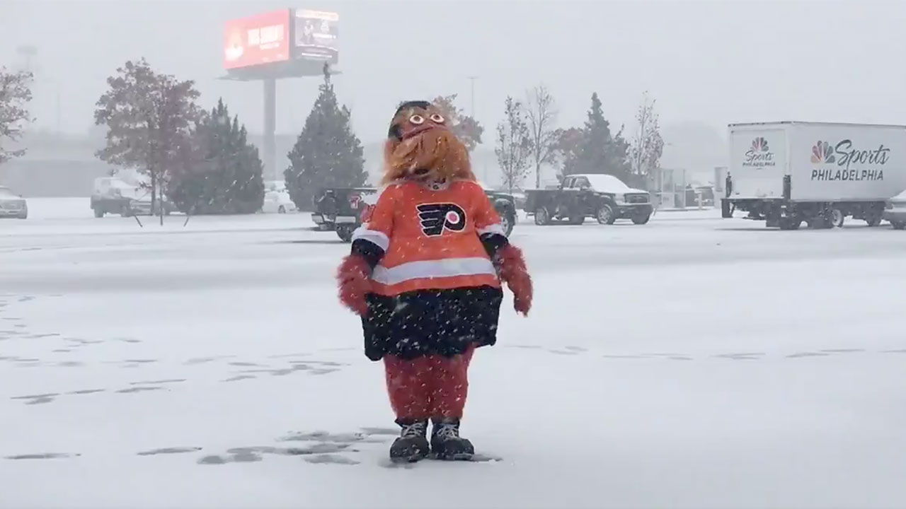 flyers-mascot-gritty-plays-in-snow