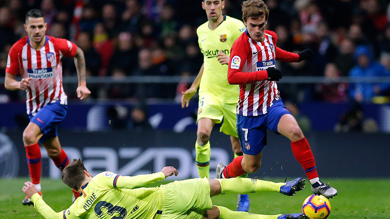 gerard-pique-tackles-antoine-griezmann