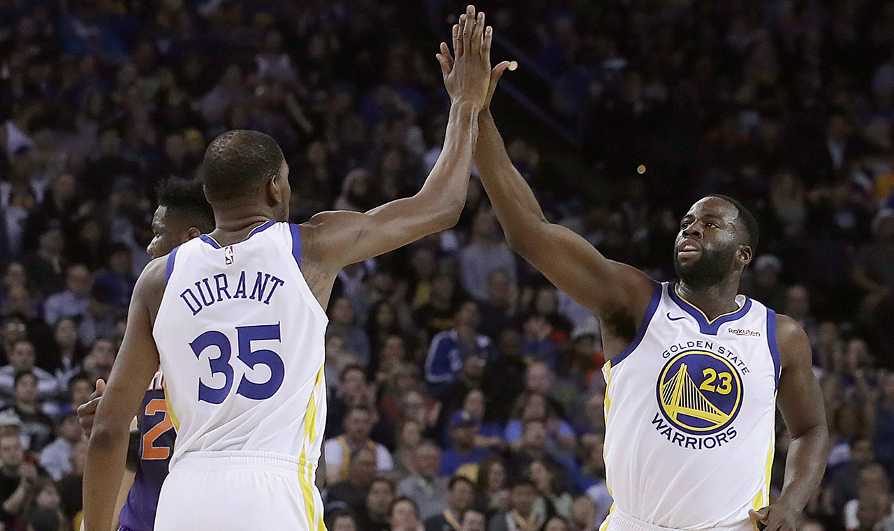 kevin-durant-celebrates-with-draymond-green