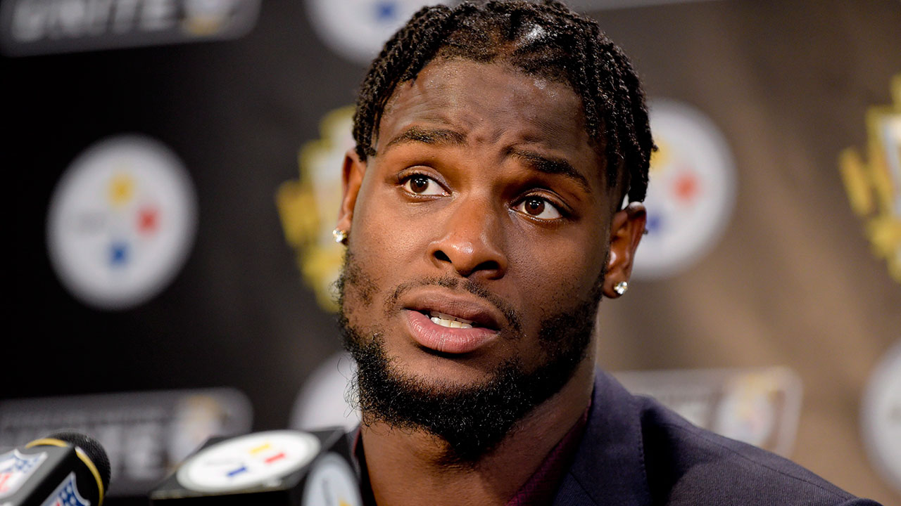 Pittsburgh Steelers running back Le'Veon Bell answers questions at a post-game meeting with reporters during the 2017 NFL season. (Fred Vuich/AP)