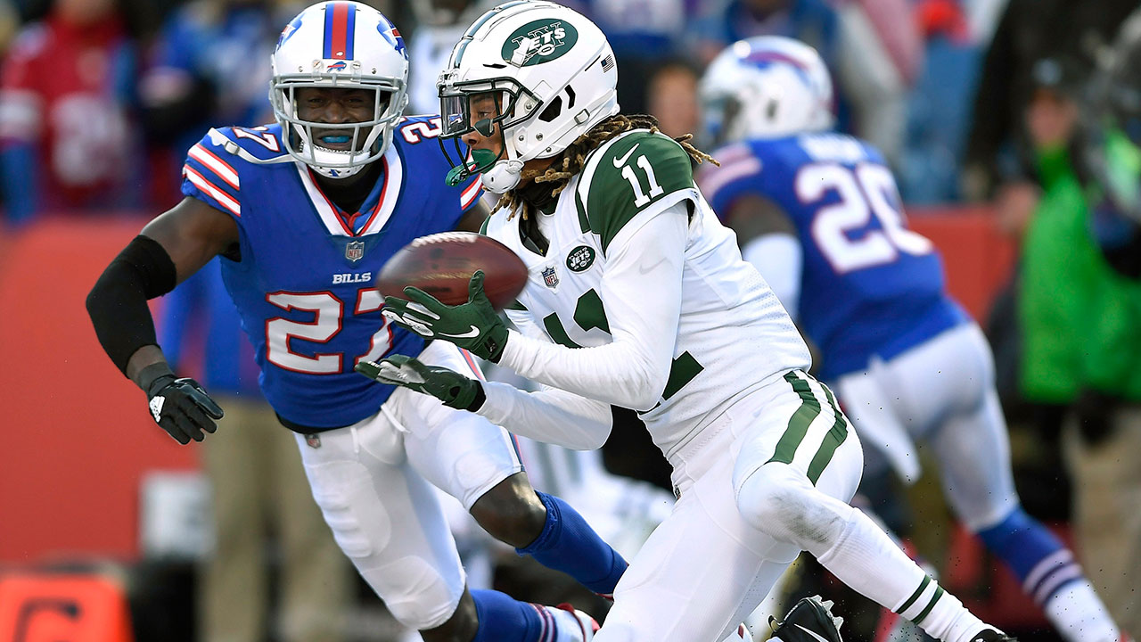 Jets_Bills_Receiver_Robby_Anderson_Catches_Ball