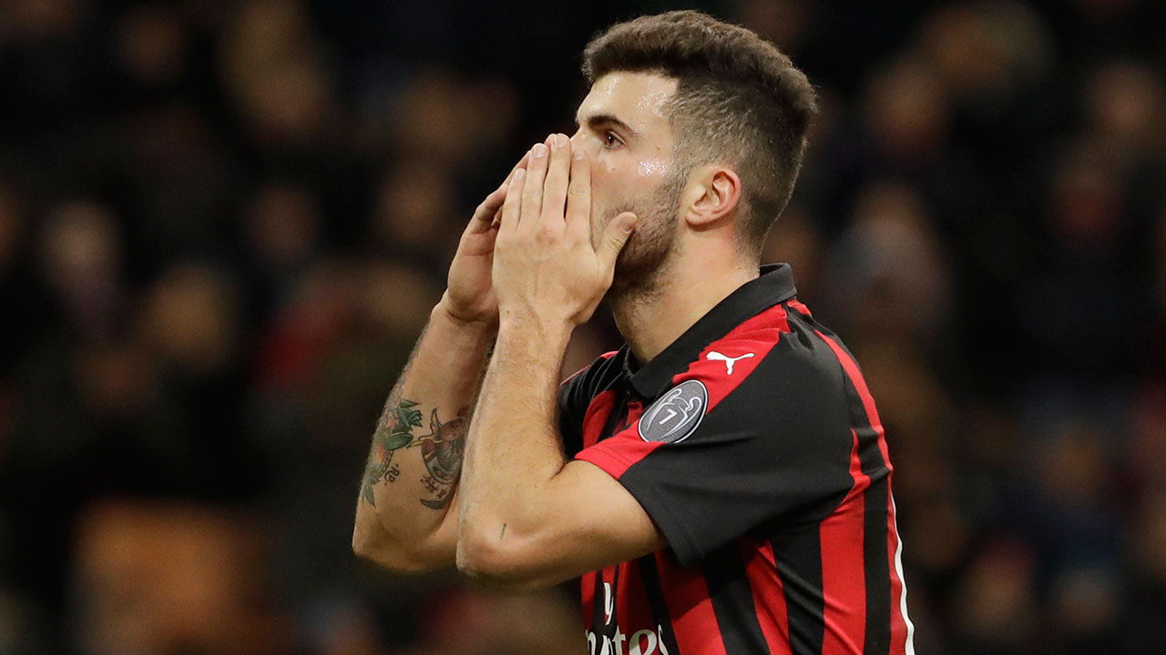 Soccer-AC-Milan-Cutrone-reacts-after-missing-shot