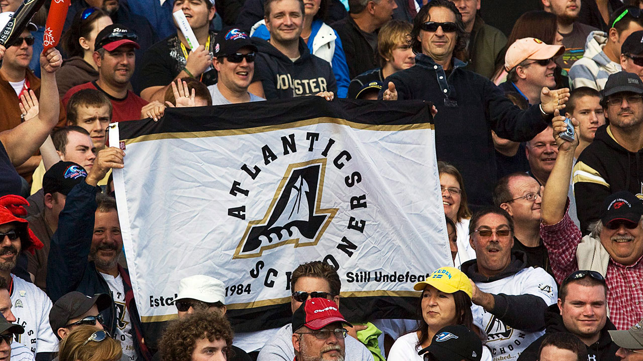 fans-hold-an-atlantic-schooners-banner