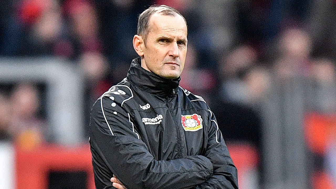 heiko-herrlich-watches-his-team