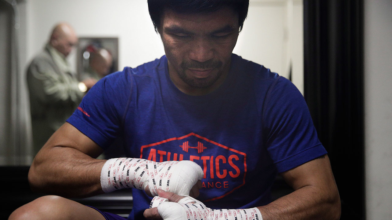 Boxer_Manny_Pacquiao_Tapes_His_Hands