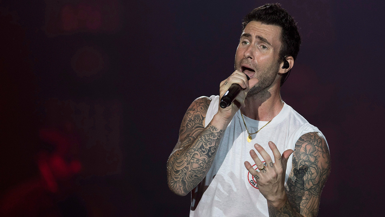 Maroon-5-Adam-Levine-sings-during-concert