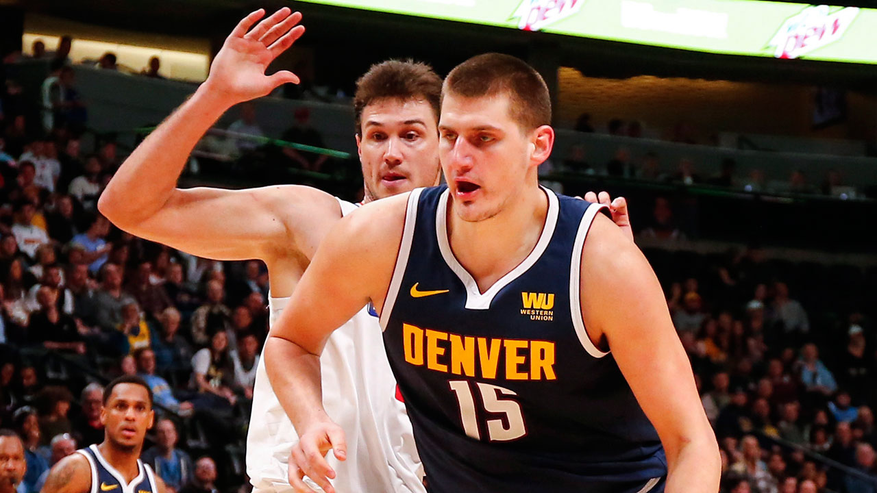 NBA-Nuggets-Jokic-drives-past-Clippers-Gallinari