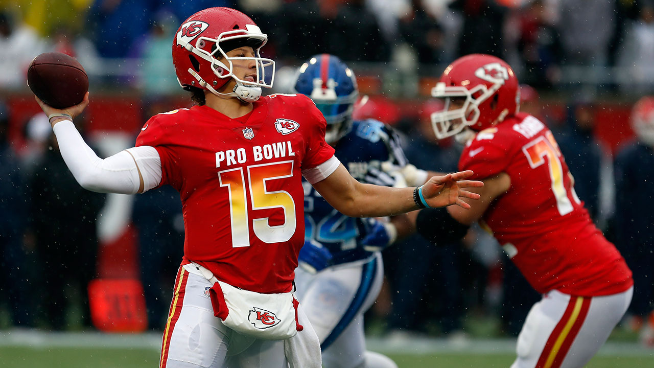 NFL-Chiefs-Mahomes-throws-during-Pro-Bowl