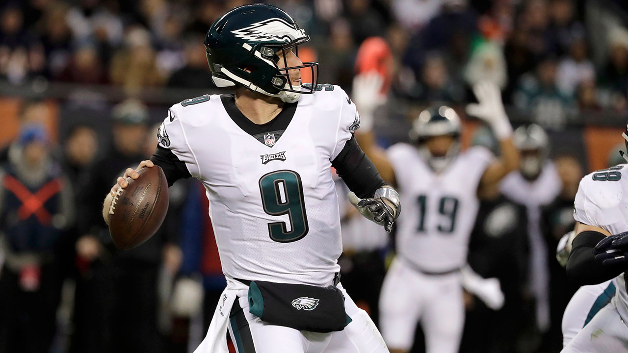 NFL-Eagles-Foles-throws-against-Bears