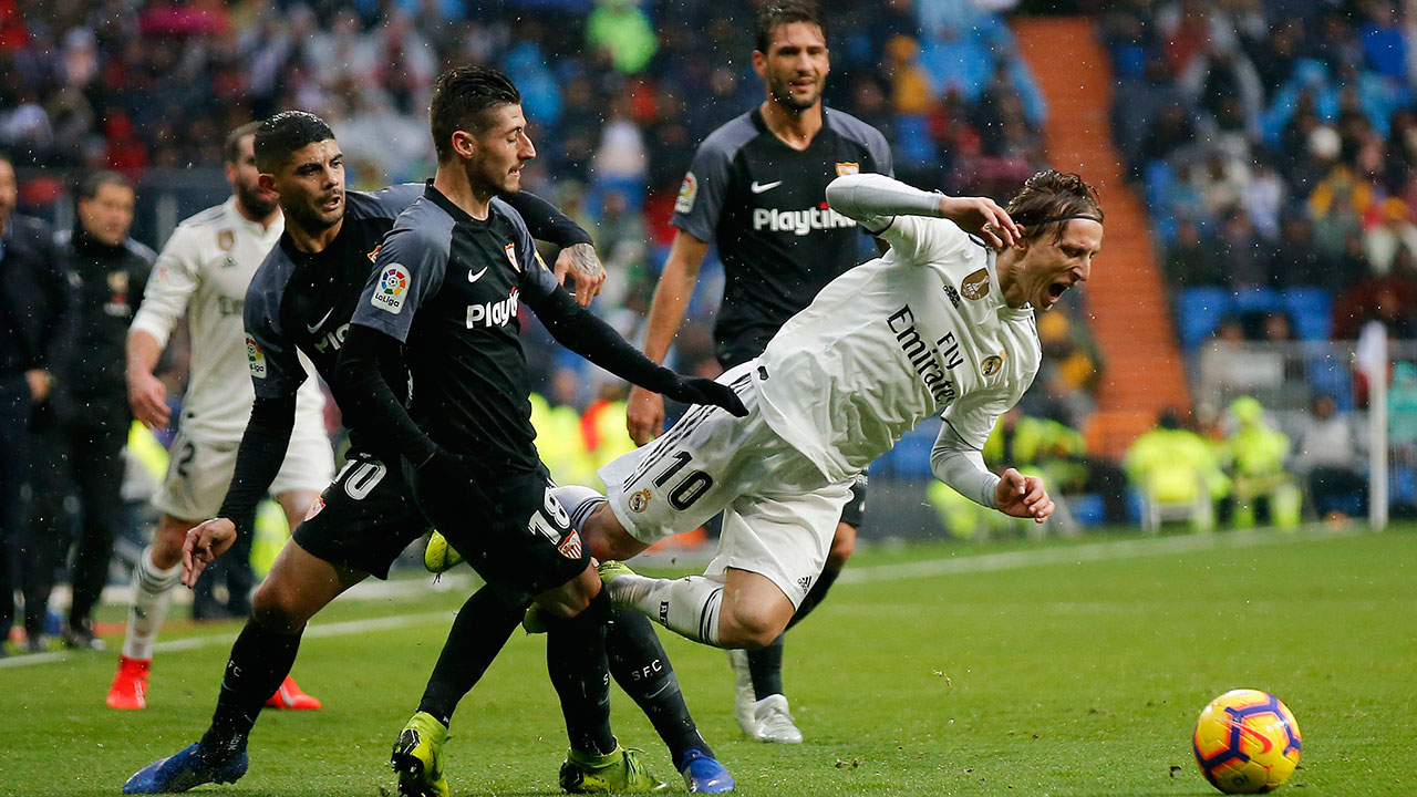 Soccer-Real-Madrid-Modric-tackled-against-Sevilla
