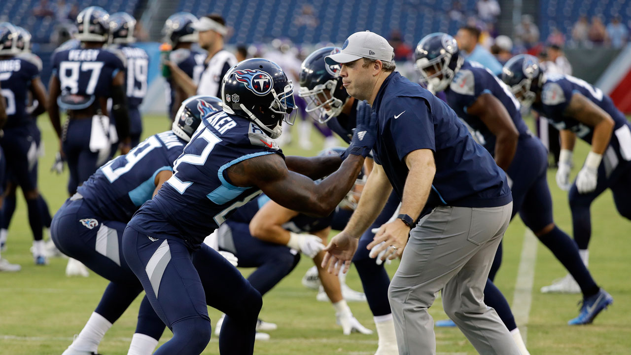 Tennessee Titans tight ends coach Arthur Smith, right, helping tight end Delanie Walker (82) warm up. (James Kenney/AP)