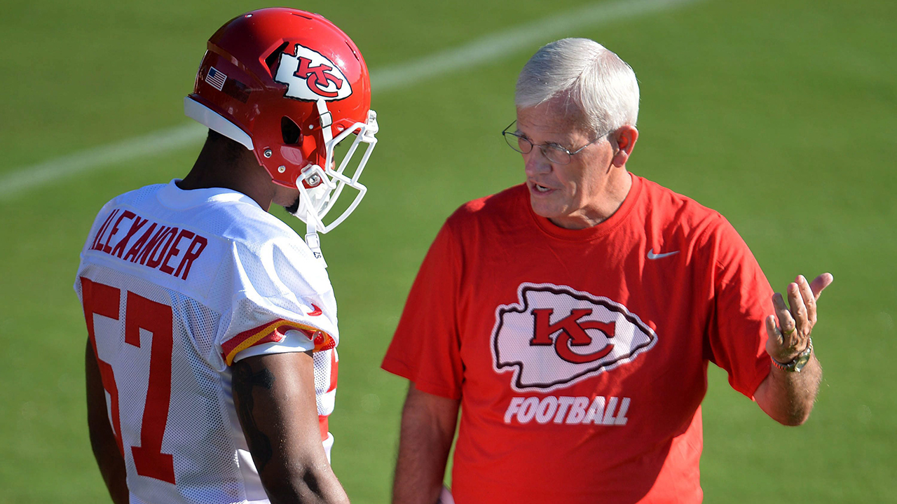 chiefs-bob-sutton-talks-with-player-at-camp