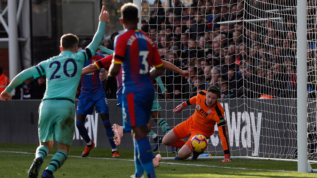 crystal-palace-keeper-wayne-hennessey-fails-to-stop-goal
