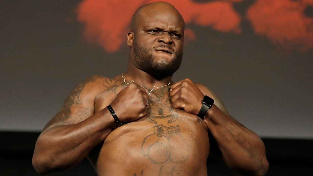 derrick-lewis-pounds-his-chest-at-ufc-weigh-ins