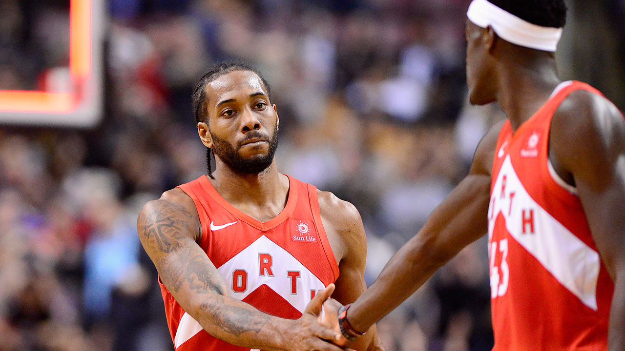 kawhi-leonard-shakes-hands-with-pascal-siakam
