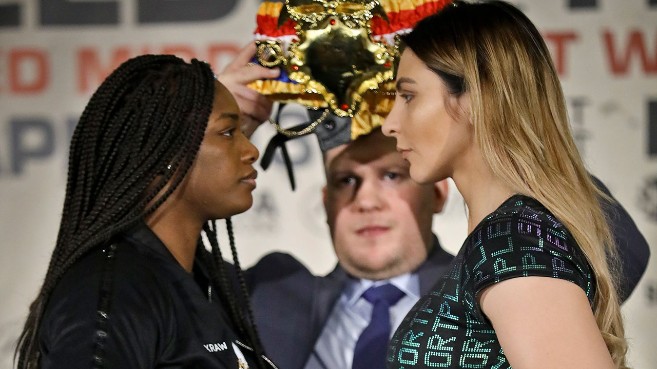 Claressa-Shields-vs-Christina-Hammer-press-conference-staredown