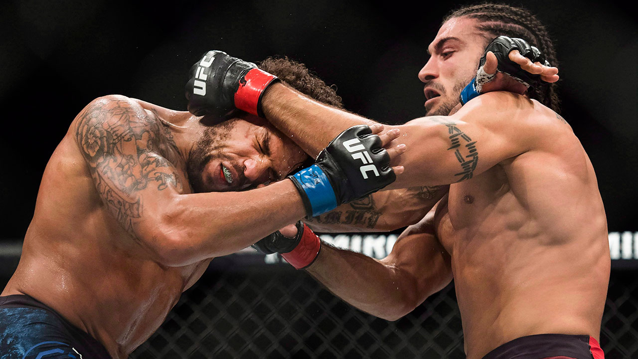 Elias-Theodorou-punches-Eryk-Anders-at-UFC-231-in-Toronto