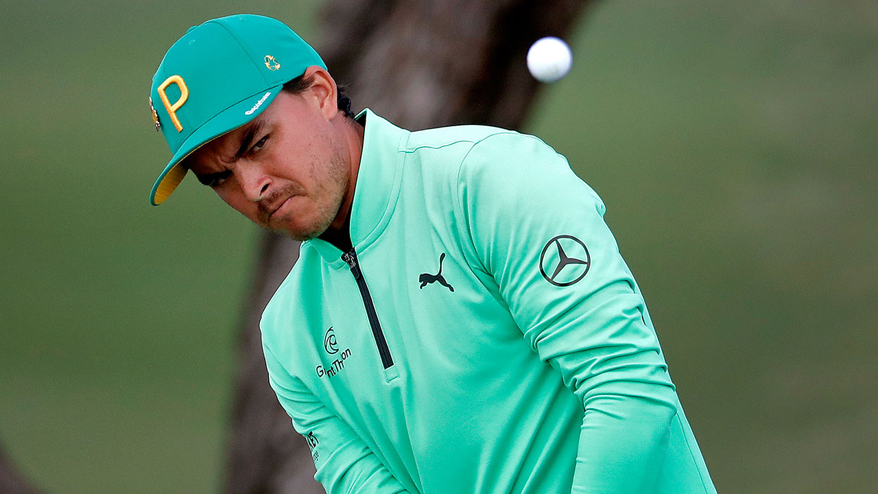 Golf-PGA-Fowler-hits-shot-at-Phoenix-Open
