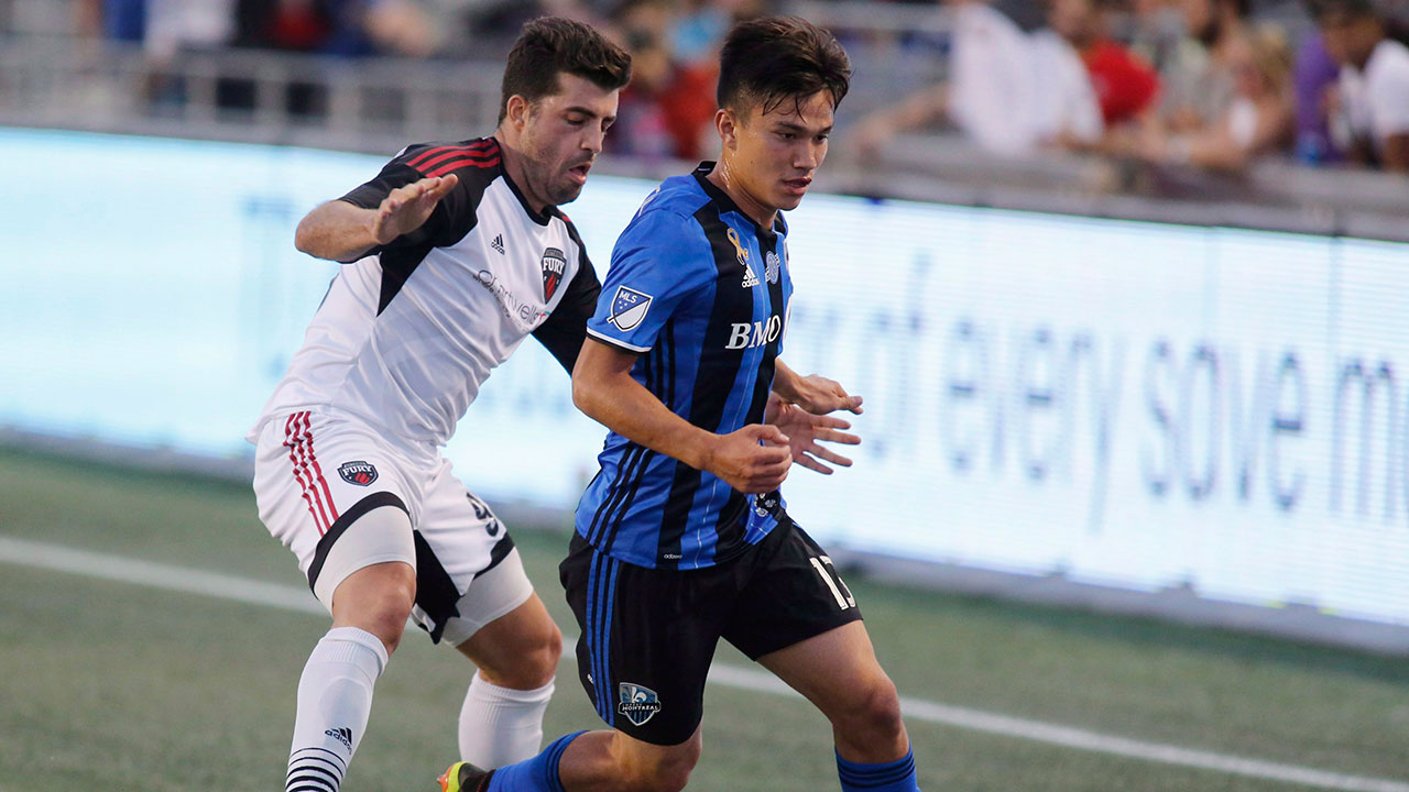 Ottawa-Fury-FC-Thiago-de-Freitas-tries-for-a-tackle