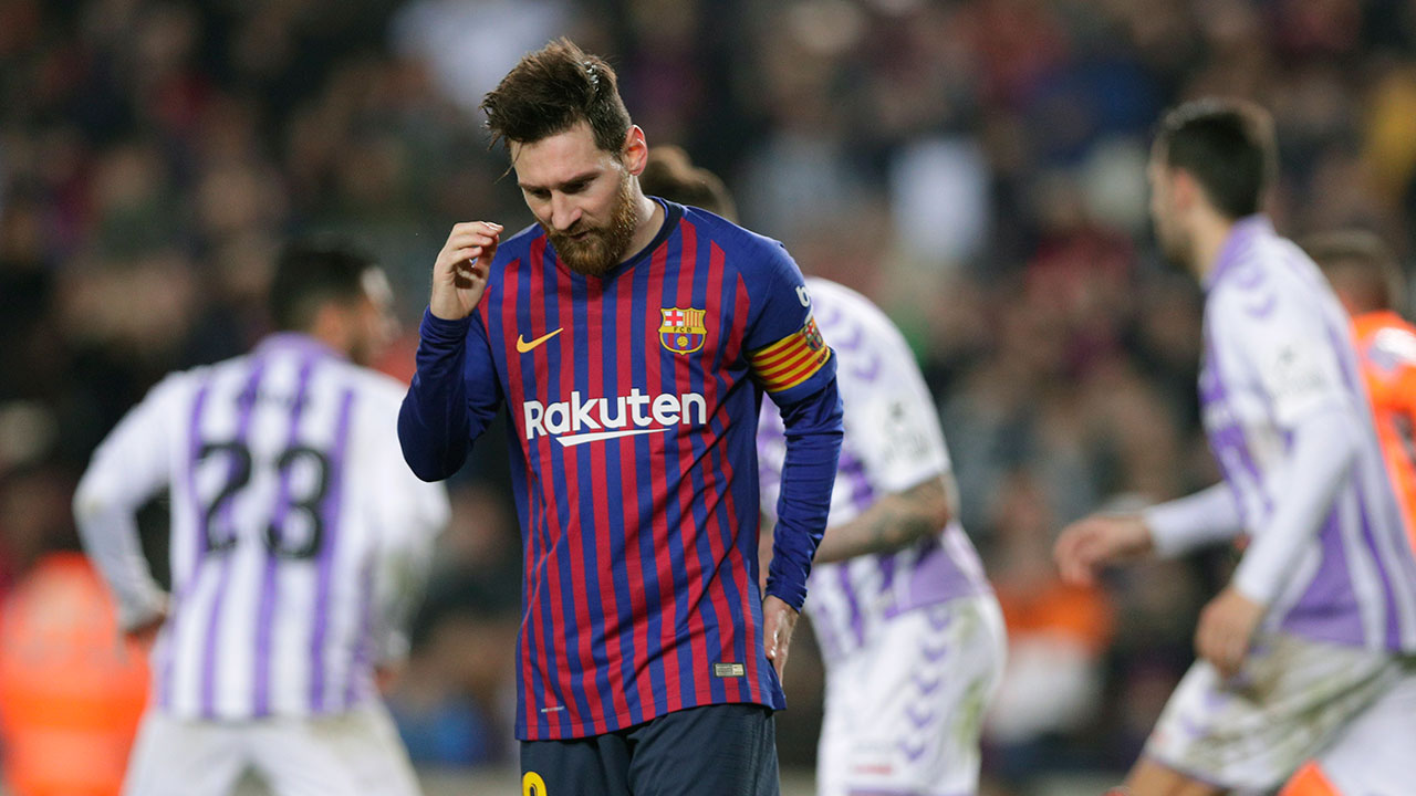 Soccer-La-Liga-Messi-reacts-after-missed-penalty