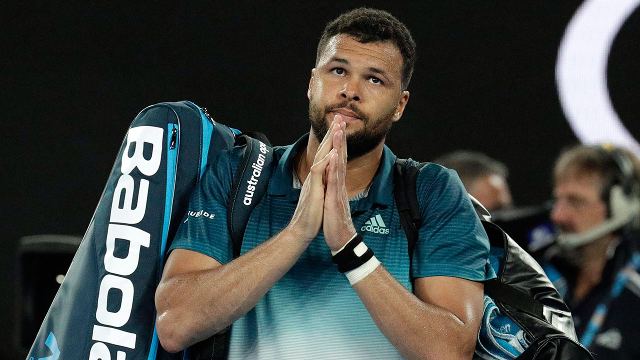 Tennis-ATP-Tsonga-gestures-to-fans-after-match