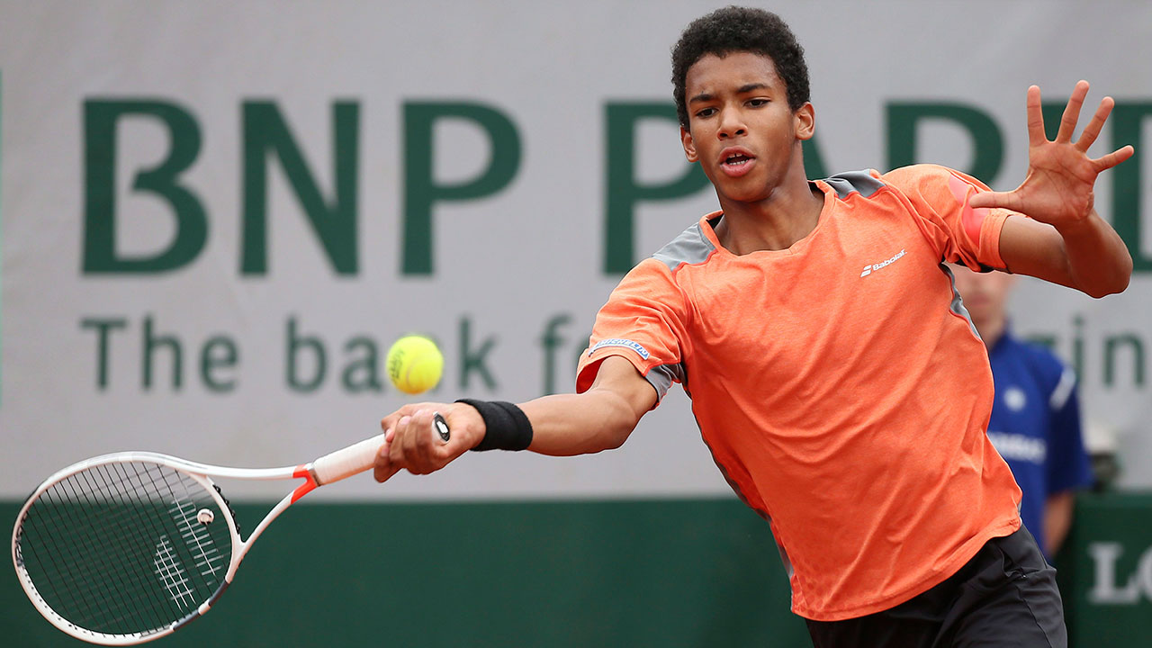 felix-auger-aliassime-plays-a-forehand