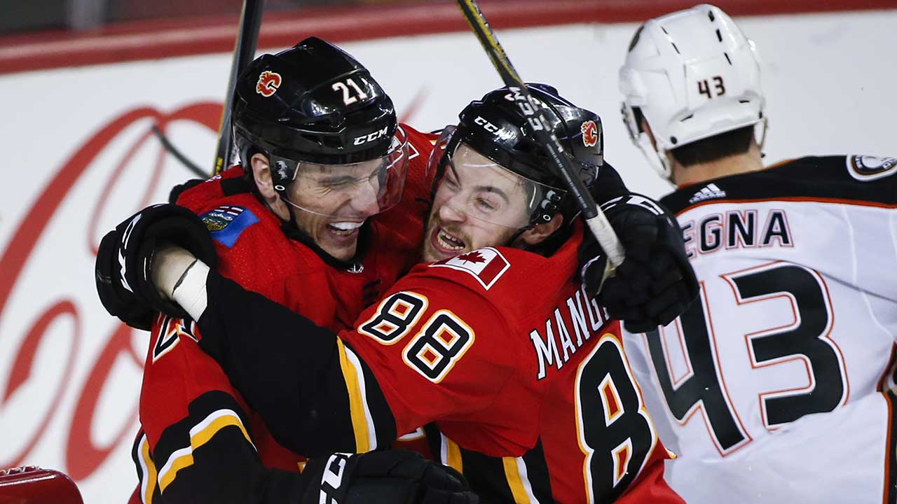 Andrew Mangiapane scores late to lift Flames over 
