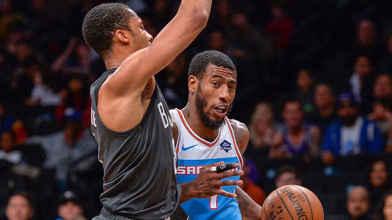 iman-shumpert-drives-against-spencer-dinwiddie