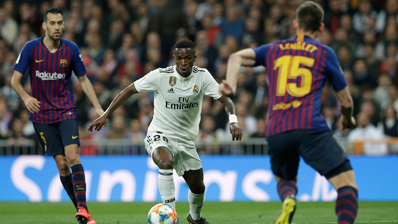 vinicius-junior-dribbles-the-ball-against-barcelona