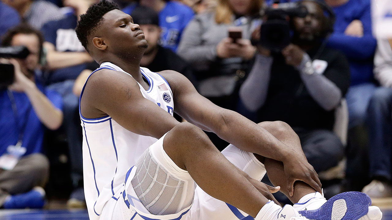 zion-williamson-sits-on-the-floor