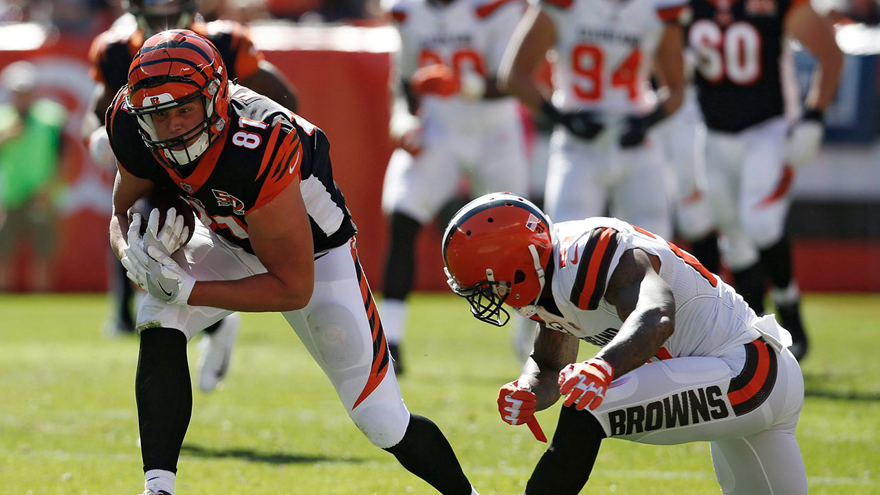 Bengals-Kroft-runs-against-Browns
