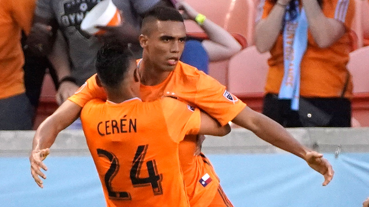 MLS-Dynamo-Manotas-celebrates-goal