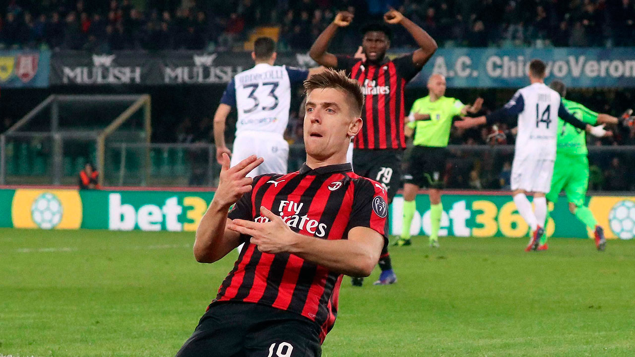 Soccer-Piatek-celebrates-after-scoring