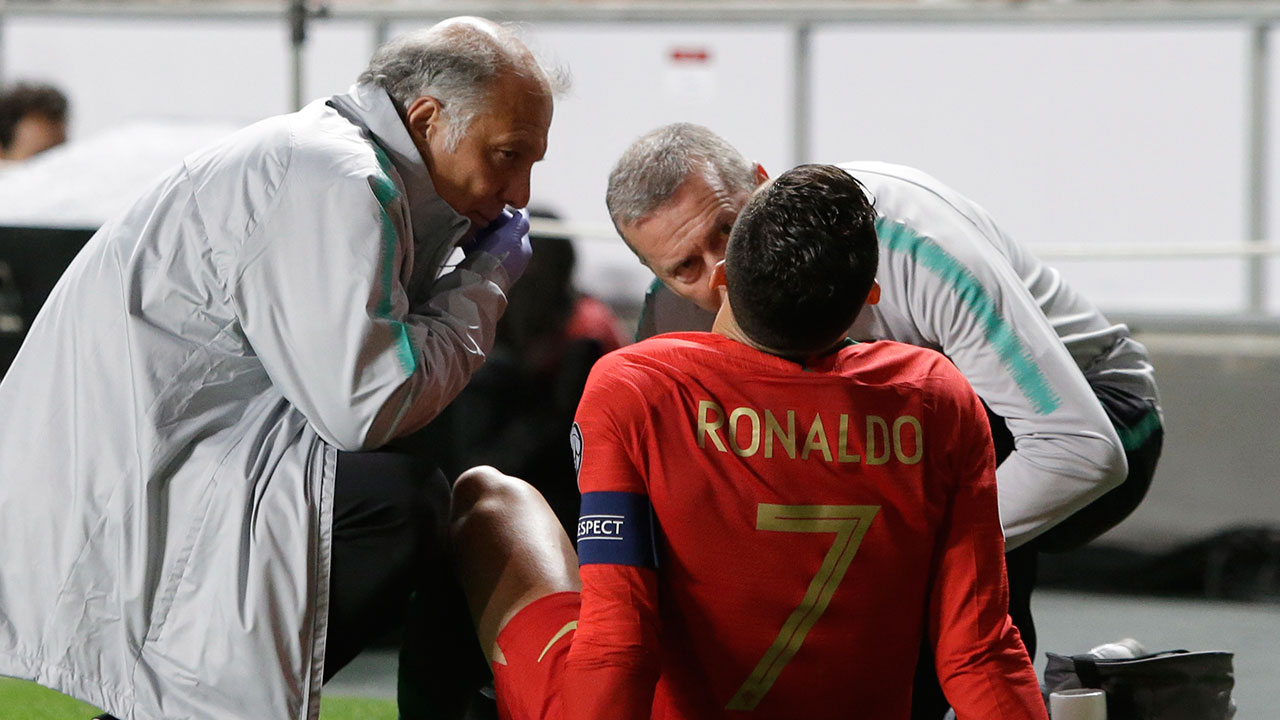 Soccer-Portugal-Ronaldo-receives-treatment-after-suffering-injury