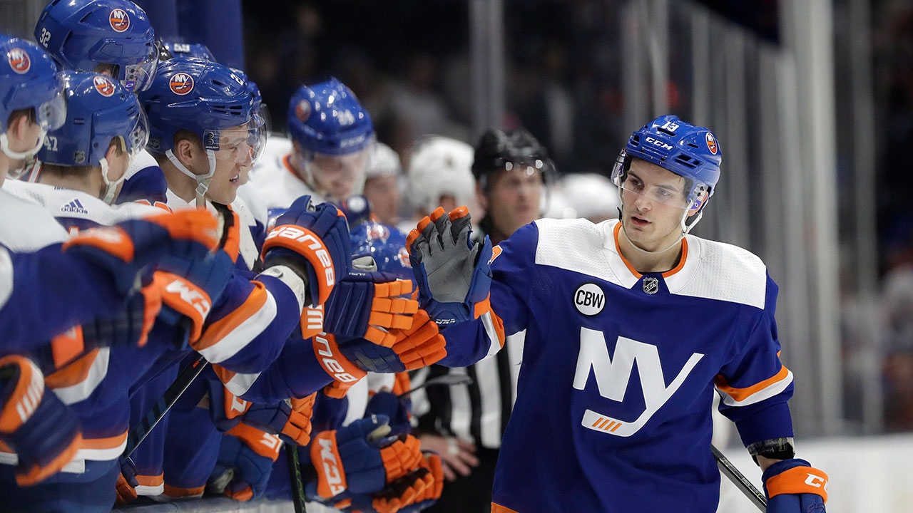 Hot To Trotz. N.Y. Isles' Coach Gets His 800th Car