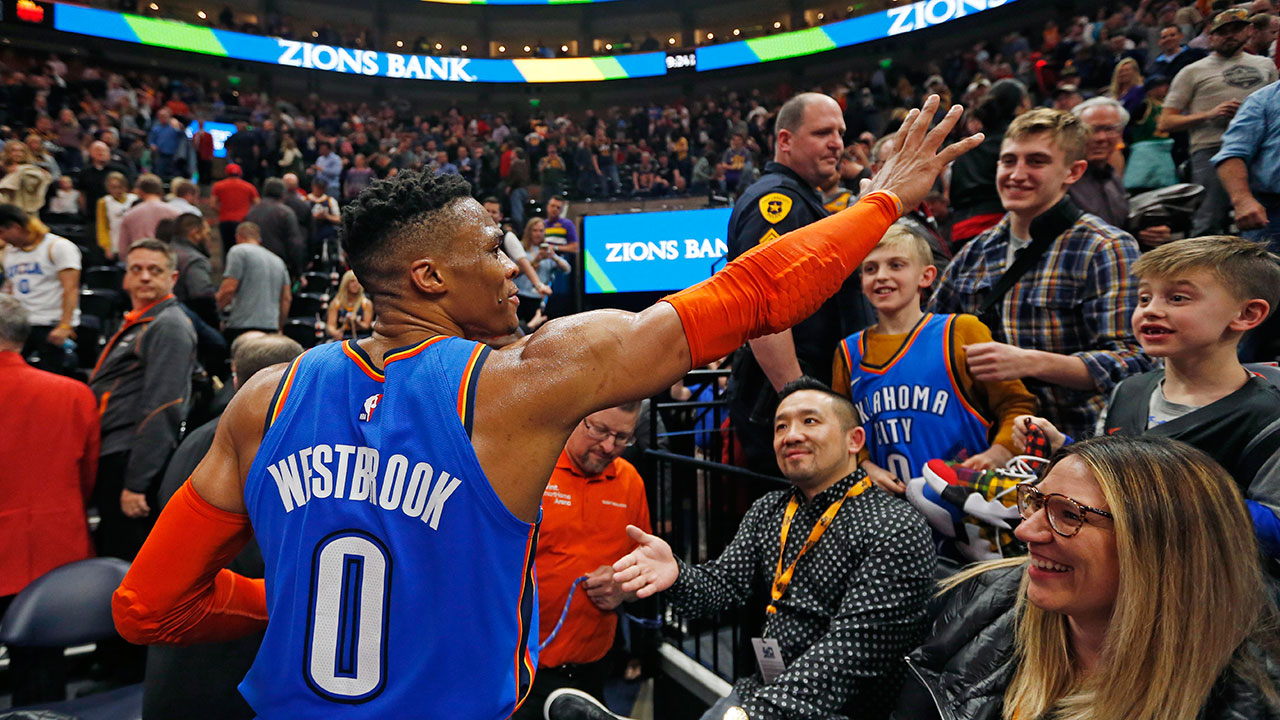 russell-westbrook-waves-to-fans
