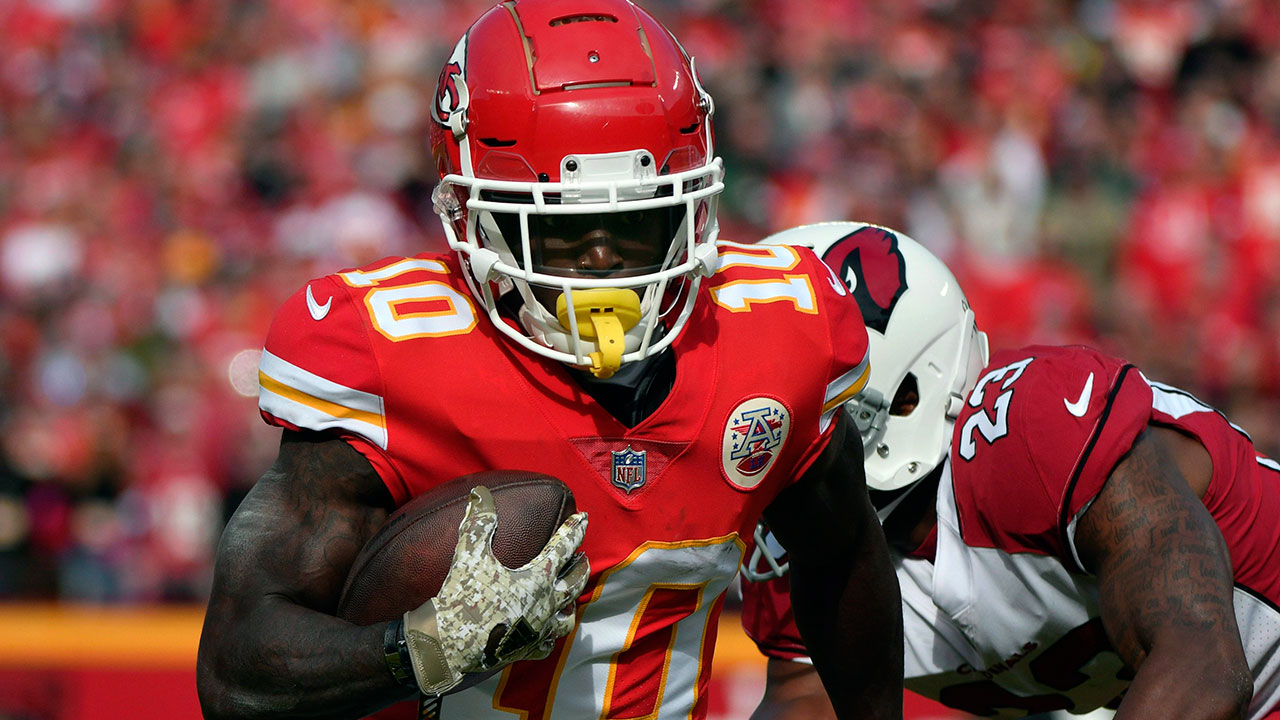 tyreek-hill-runs-with-football-tucked