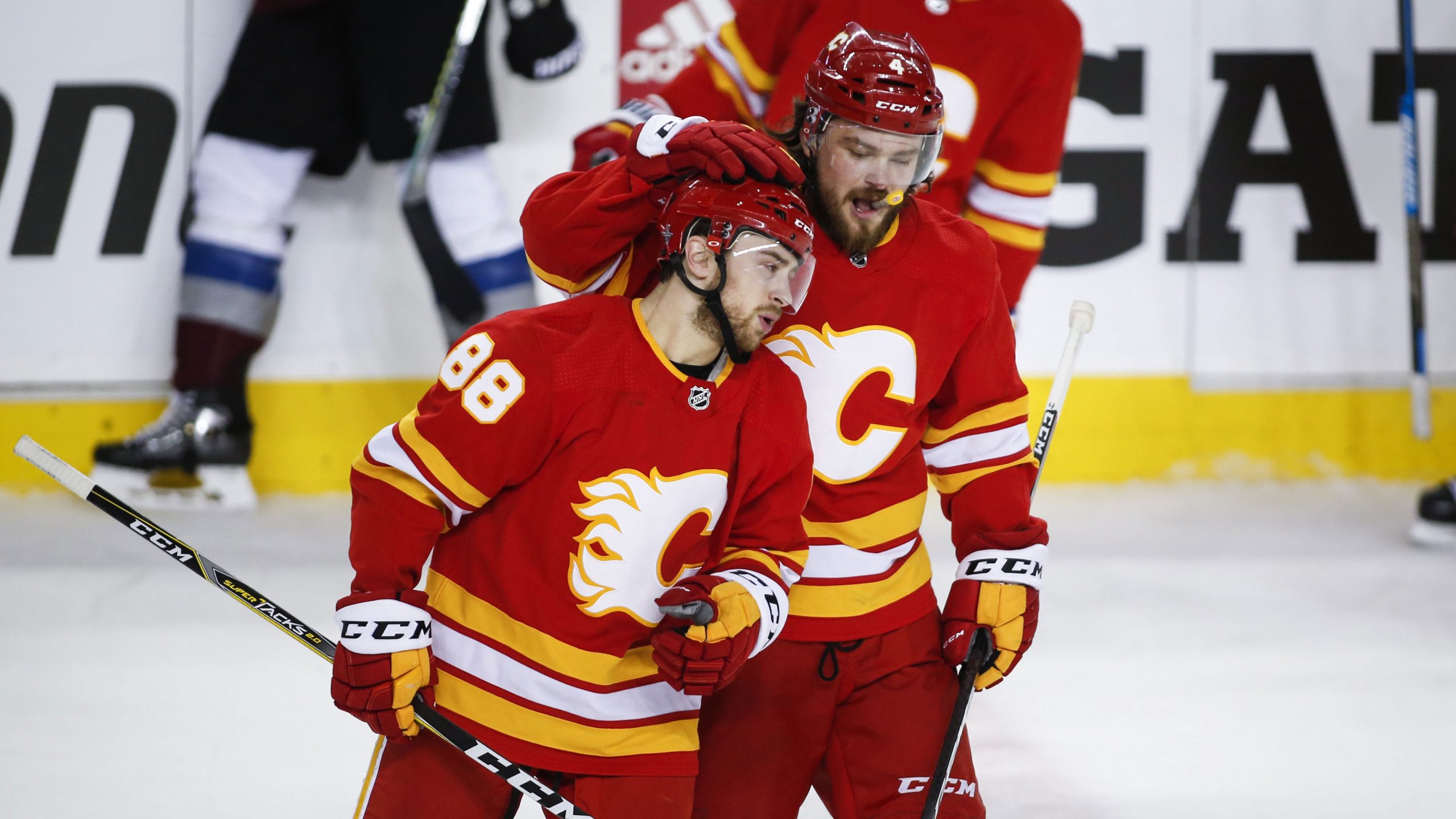 Smith, Mangiapane lead Flames to dominant Game 1 w
