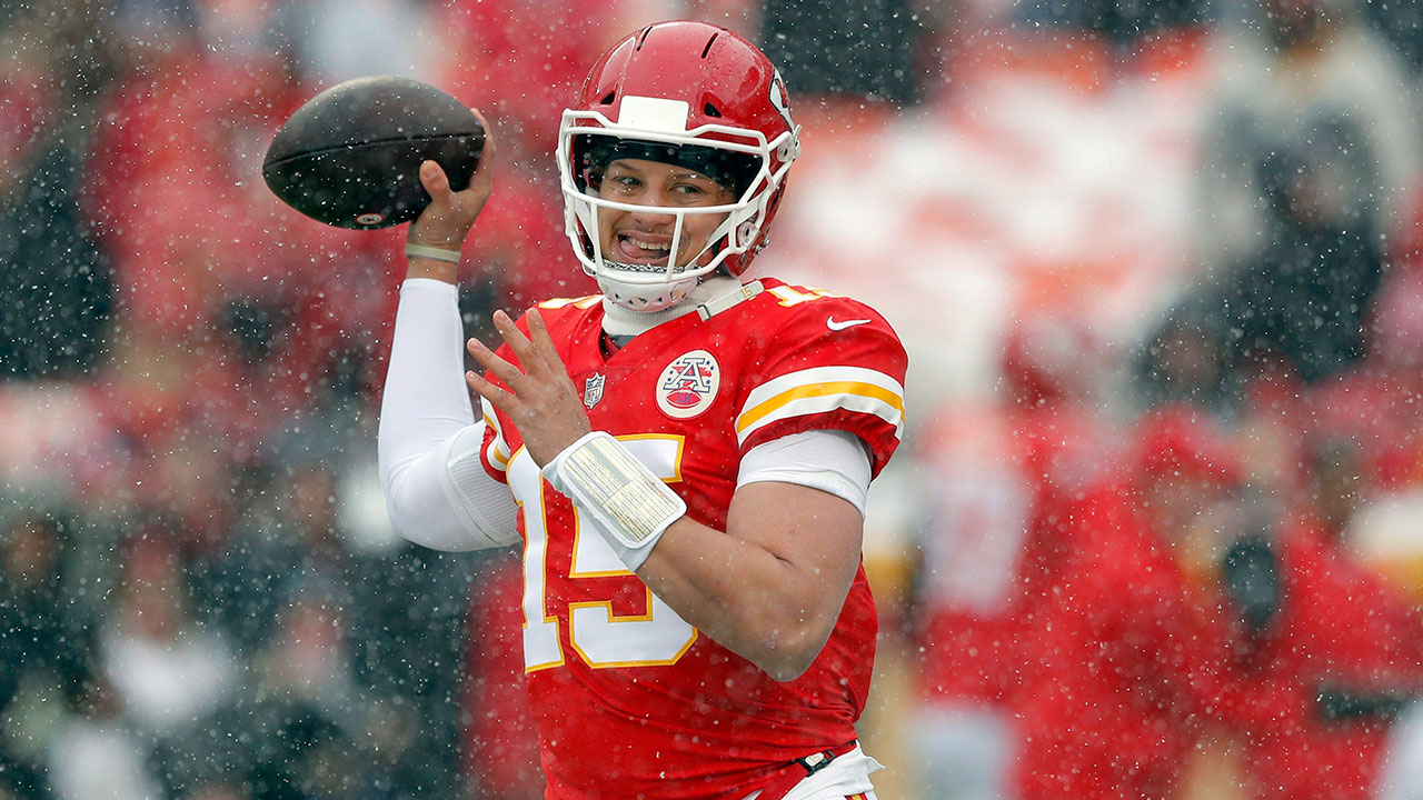 NFL-Chiefs-Mahomes-throws-during-warmupsa