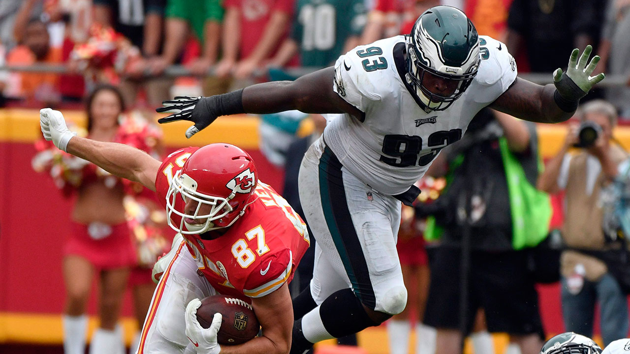 NFL-Eagles-Jernigan-makes-a-tackle-against-the-Chiefs