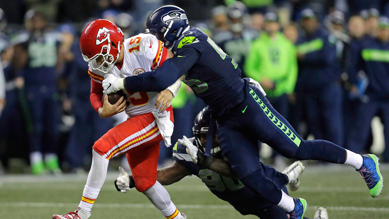 NFL-Seahawks-Clark-tackles-Chiefs-Mahomes