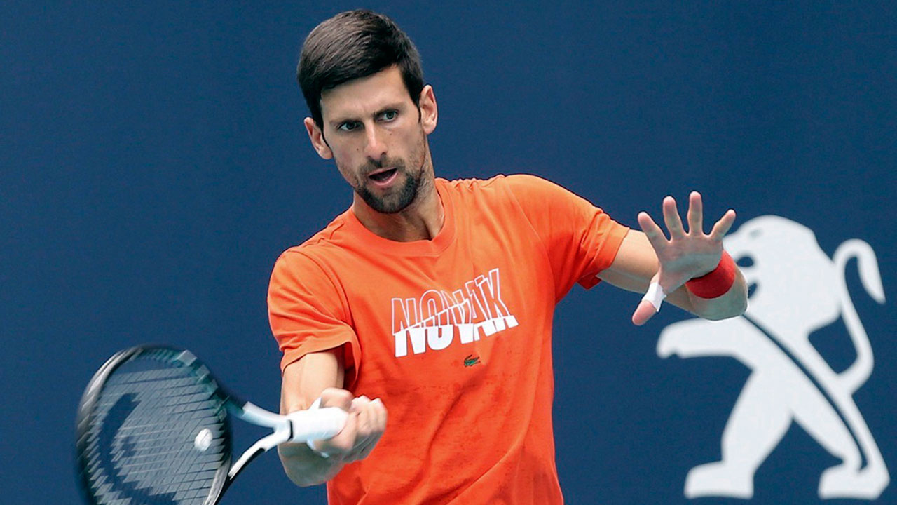 Tennis-ATP-Djokovic-hits-ball